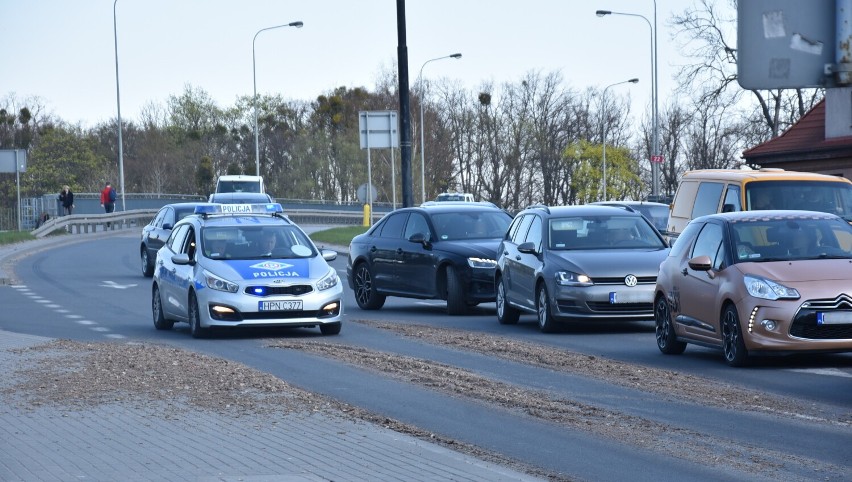 Malbork. Na drogę krajową nr 22 wysypały się ziemniaki. Najprawdopodobniej to pasza. Policja będzie szukać sprawcy