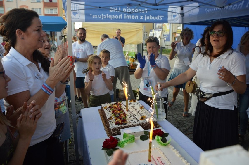 Wspólne świętowanie trzecich urodzin fundacji zbierającej na budowę hospicjum stacjonarnego