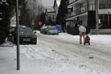 Śnieg na chodnikach i przystankach autobusowych w Kielcach. Zobacz, które są odśnieżone, a gdzie piesi wpadają w zaspy [ZDJĘCIA]