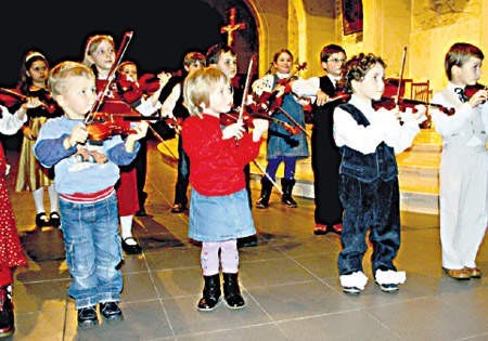 Niecodzienny koncert na Jasnej Górze dały dzieci uczące się metodą Suzuki.