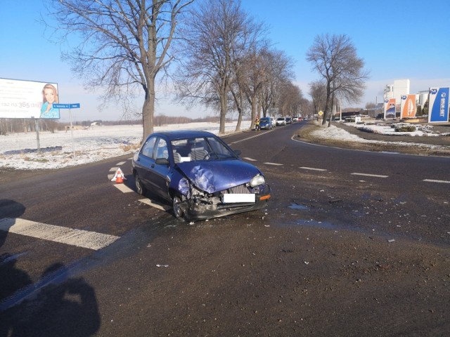 Zderzenie na skrzyżowaniu ulic Niedomickiej z Mroźną. 82-letni kierowca mazdy trafił do szpitala