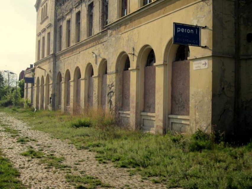 Dworzec w Głubczycach był kiedyś perełką, dziś to ruina.