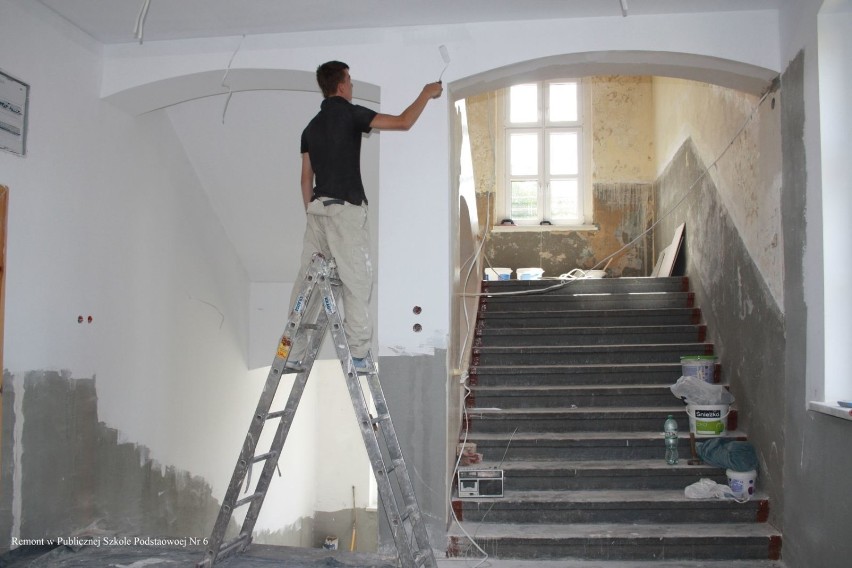 W Boguszowie-Gorcach w czasie wakacji remontują szkoły. Prace trwają głównie na korytarzach