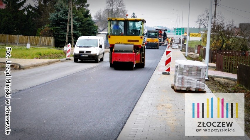 Kładą asfalt na remontowanej ul. Wieluńskiej w Złoczewie. Uwaga kierowcy, obowiązuje ruch wahadłowy ZDJĘCIA