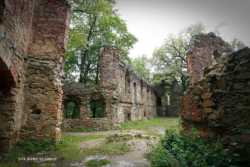 Ruiny Starego Książ położone w sąsiedztwie zamku Książ. To...