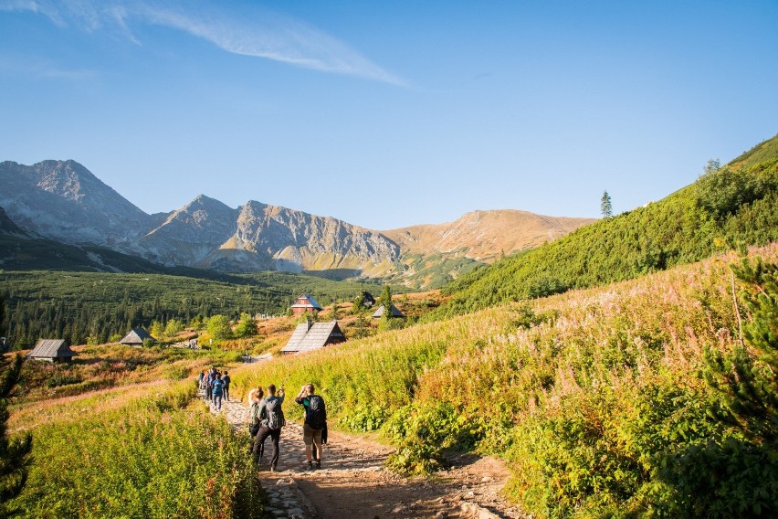 Tatry. Magiczne kolory na Przełęczy Zawrat. Zapierające dech w piersiach tatrzańskie widoki [ZDJĘCIA]