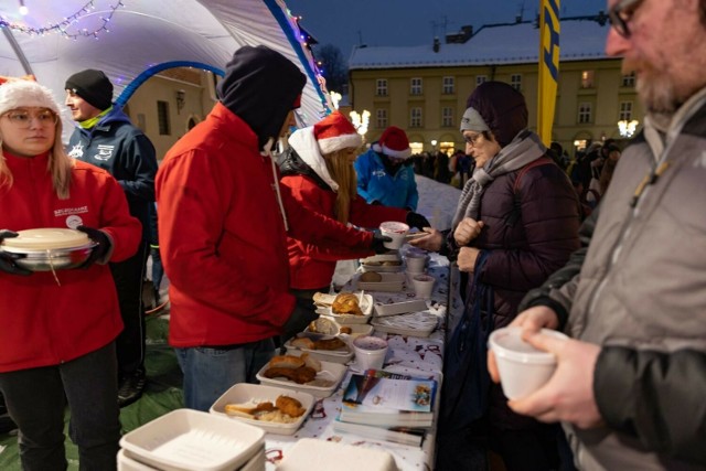 W ubiegłym roku po świąteczne potrawy w Krakowie ustawiały się długie kolejki