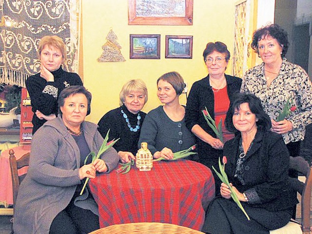 Od lewej siedzą: Joanna Jaworska, Mariola Klink, Beata Śniecikowska (redaktorka książki) i Urszula Kowalska. Stoją (od lewej): Małgorzata Skwarek-Gałęska, Grażyna Bąkiewicz i Jolanta Jaśkiewicz.