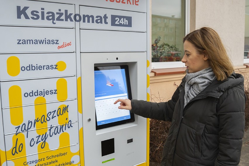 W Łowiczu stanął książkomat. To czwarte tego typu urządzenie w województwie