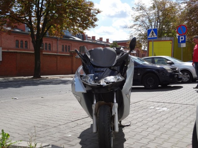 Wypadek w Poznaniu: Na Wojskowej skuter zderzył się z autem