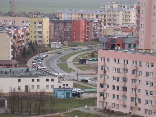 Poznajecie? To ul. Obrońców Pokoju. Dalej zaczyna się budowa nowych bloków. Będzie tu mieszkać ponad tysiąc osób. 
W środę opiszemy właśnie Górczyn. Czekamy na wasze oponie o tej dzielnicy. O innych - oczywiście - też.