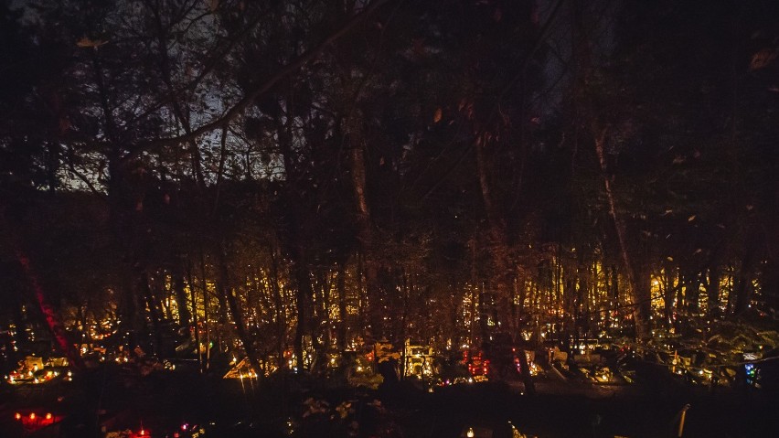 Wszystkich Świętych 2019 na sopockim cmentarzu. Tysiące zniczy przypomina o bliskich 