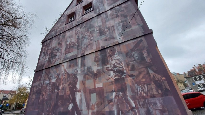 Tworząc mural artysta korzystał ze zdjęć, znajdujących się w...