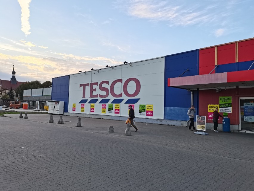 Szamotuły. Tesco zamieni się w Netto. Trwa wielka wyprzedaż. Kiedy obiekt zostanie zamknięty?