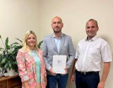 Umowa na dowozy uczniów z terenu gminy Damasławek została podpisana
