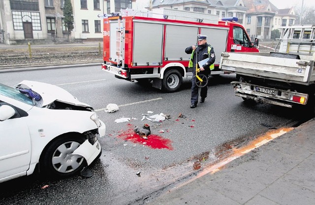 Samochód osobowy uderzył w tył auta dostawczego, miażdżąc stojącego między pojazdami mężczyznę.