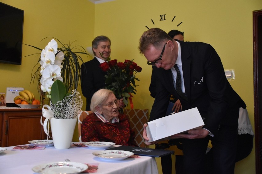 103. urodziny pani Janiny Marciniak - goście złożyli życzenia szanownej solenizantce