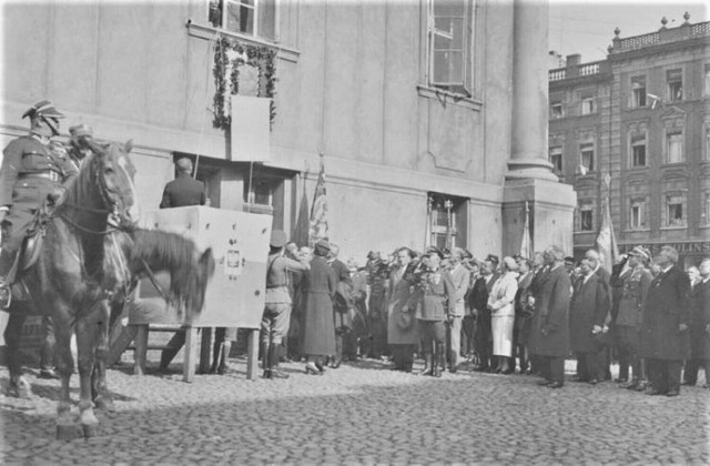 3 kwietnia 1928 roku magistrat w Lesznie nadał Józefowi Piłsudskiemu tytuł honorowego obywatela miasta. Marszałek godność przyjął, ale obowiązki nie pozwoliły na przyjazd do Leszna i odebranie dyplomu. Zobacz, jak blisko 100 lat temu wyglądało Leszno.