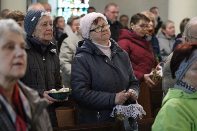Wielka Sobota w kościele św. Klemensa w Głogowie - święcenie pokarmów