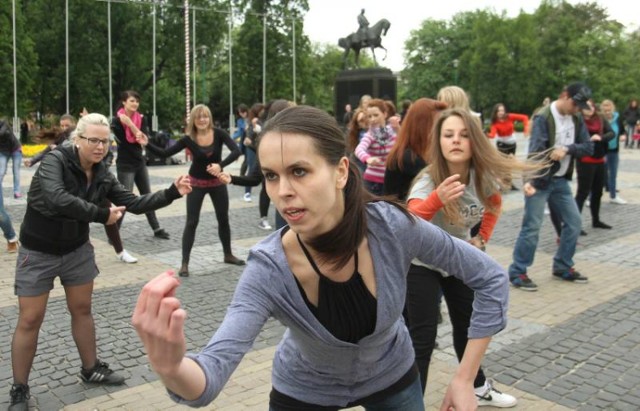 Ponad 40 osób wzięło udział w tanecznym flashmobie na placu ...