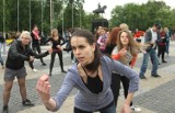 Flashmob na pl. Litewskim: Roztańczeni studenci (wideo)