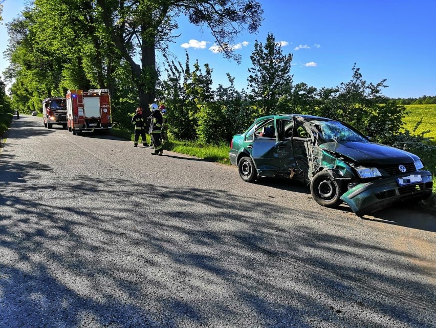 Wypadek w Szembruku. Samochód uderzył w drzewo [zdjęcia]