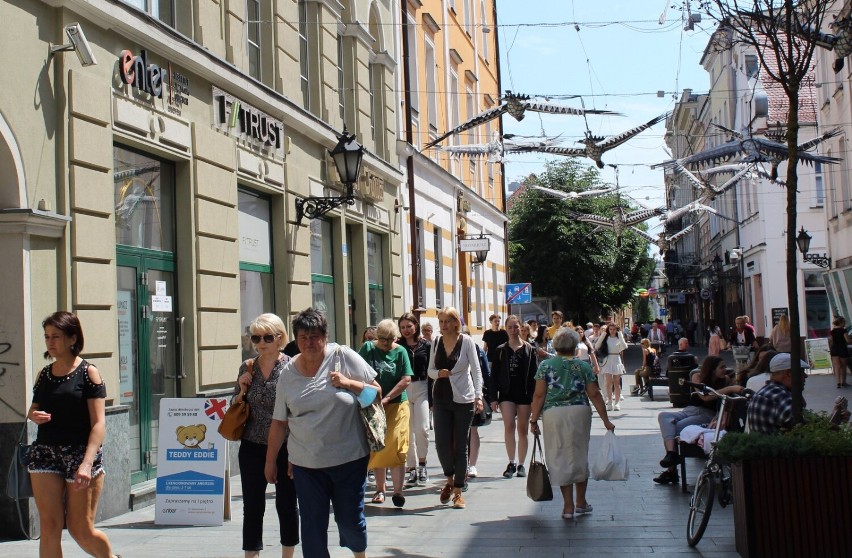 Rynek i Słowiańska tętnią życiem. W powietrzu czuć wakacje [ZDJĘCIA]