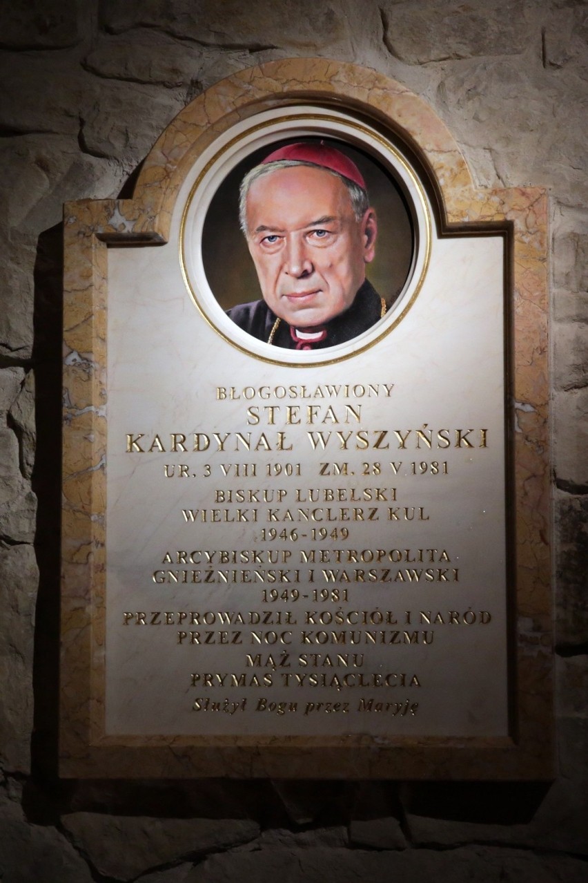 Relikwie drzewa Krzyża Świętego trafiły do archikatedry lubelskiej. Upamiętniono także Prymasa Tysiąclecia. Zobacz zdjęcia