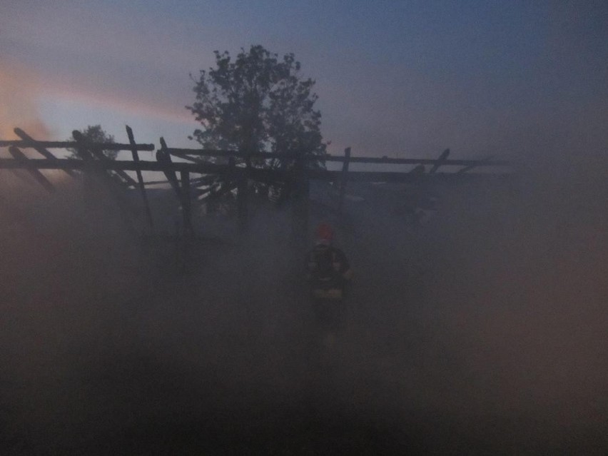 Dramatyczny pożar koło Nowego Tomyśla. Ranny został strażak [FOTO]