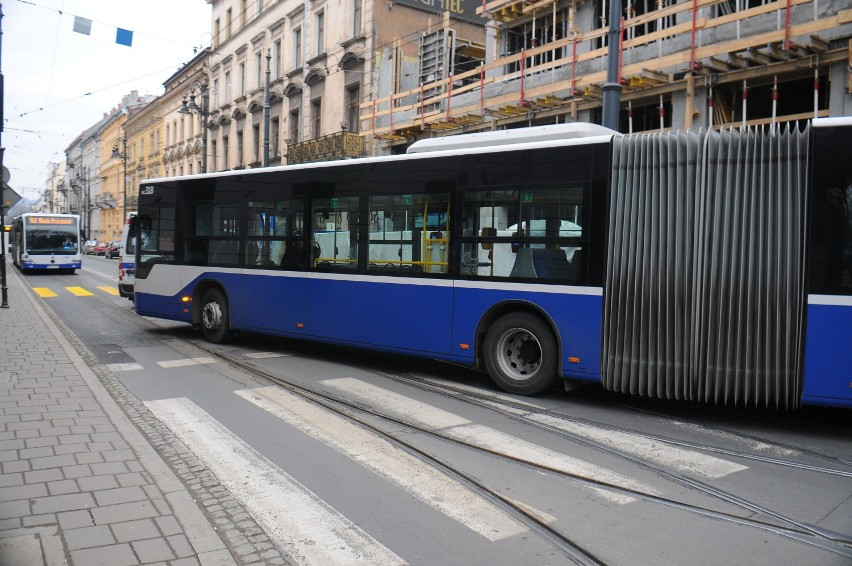 Wypadek na ul. Piłsudskiego. Autobus potrącił pieszego