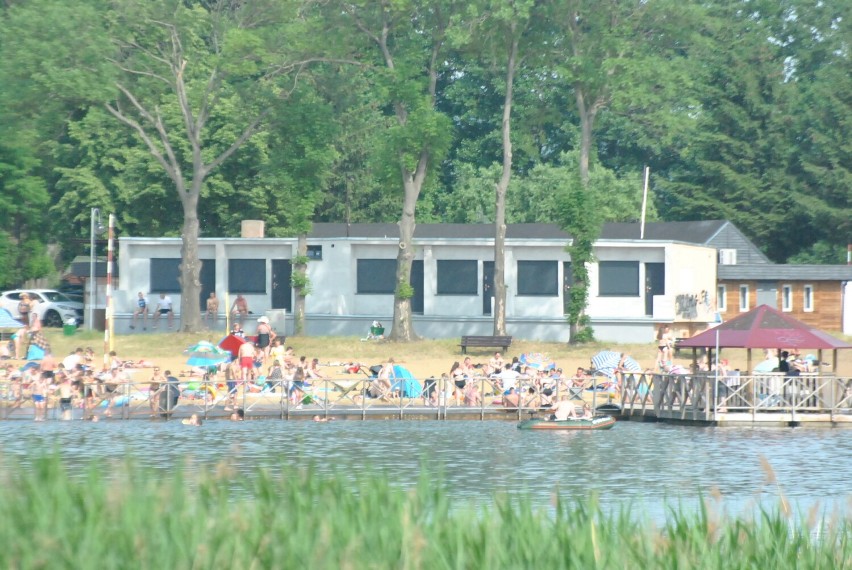 OSIECZNA. Kąpielisko w Osiecznej jest oblegane. Zapełniony parking i tłumy na plaży w najbardziej gorącą niedzielę czerwca [ZDJĘCIA] 