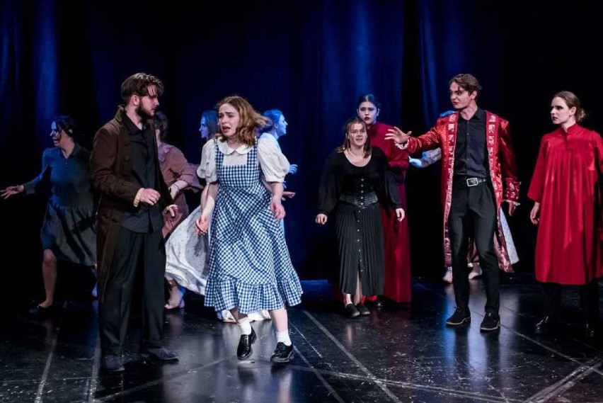 Młodzi aktorzy z gminy Nowy Staw zagrali w offowym spektaklu w Teatrze Muzycznym w Gdyni