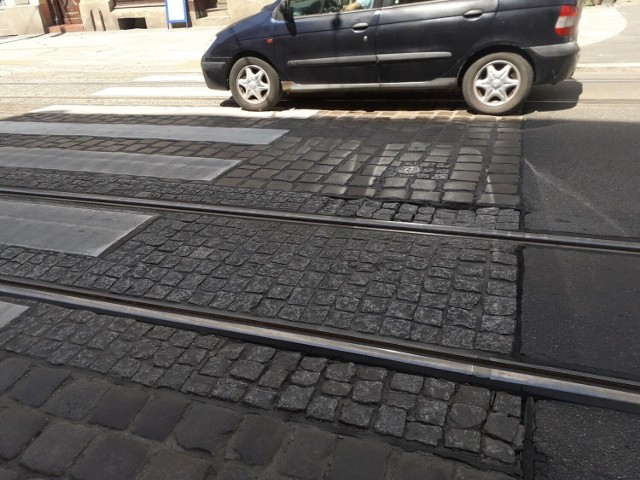Kostki kamienne przy torach tramwajowych na ul. Wybickiego w Grudziądzu są pozapadane w wielu miejscach