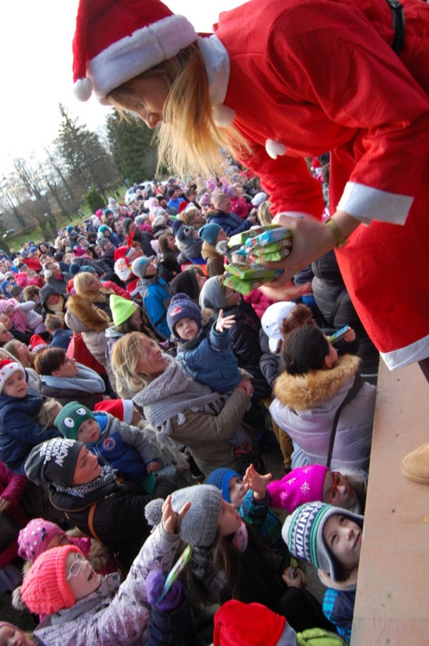 Św. Mikołaj w Kartuzach - w Parku Solidarności na dzieci czekały prezenty i słodycze