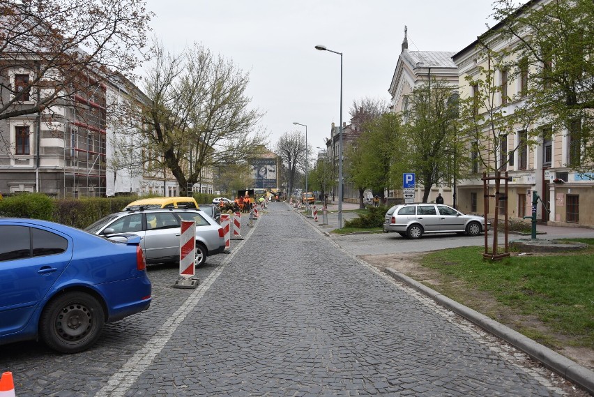 Pod piłę poszło dziewięć drzew. Wg informacji uzyskanej na...