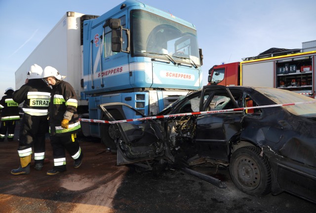 W wypadku na A1 pod Sierosławiem  zginęły 4 osoby. Na miejscu wypadku policja zabezpieczyła puszkę po piwie, a w kieszeni drzwi samochodu - butelkę po wódce. Przy jednej z rannych zabezpieczono marihuanę