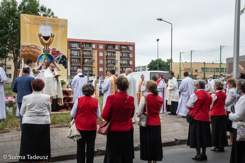 Ksiądz, o którym mowa w artykule, wciąż pełni posługę w...