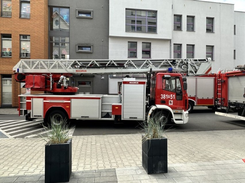 Pięć wozów strażackich na ulicy Skarbowej. Co wydarzyło się w centrum Leszna?