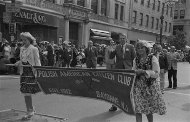 Manifestacja solidarnościowa pod konsulatem PRL - 1982 rok. Fot.Andrzej M. Bogusz/NAC/AIP