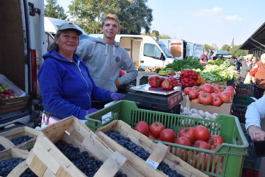 Pożegnanie lata na rynku w Szczecinku. Piątkowe targowanie. Aktualne ceny [zdjęcia]