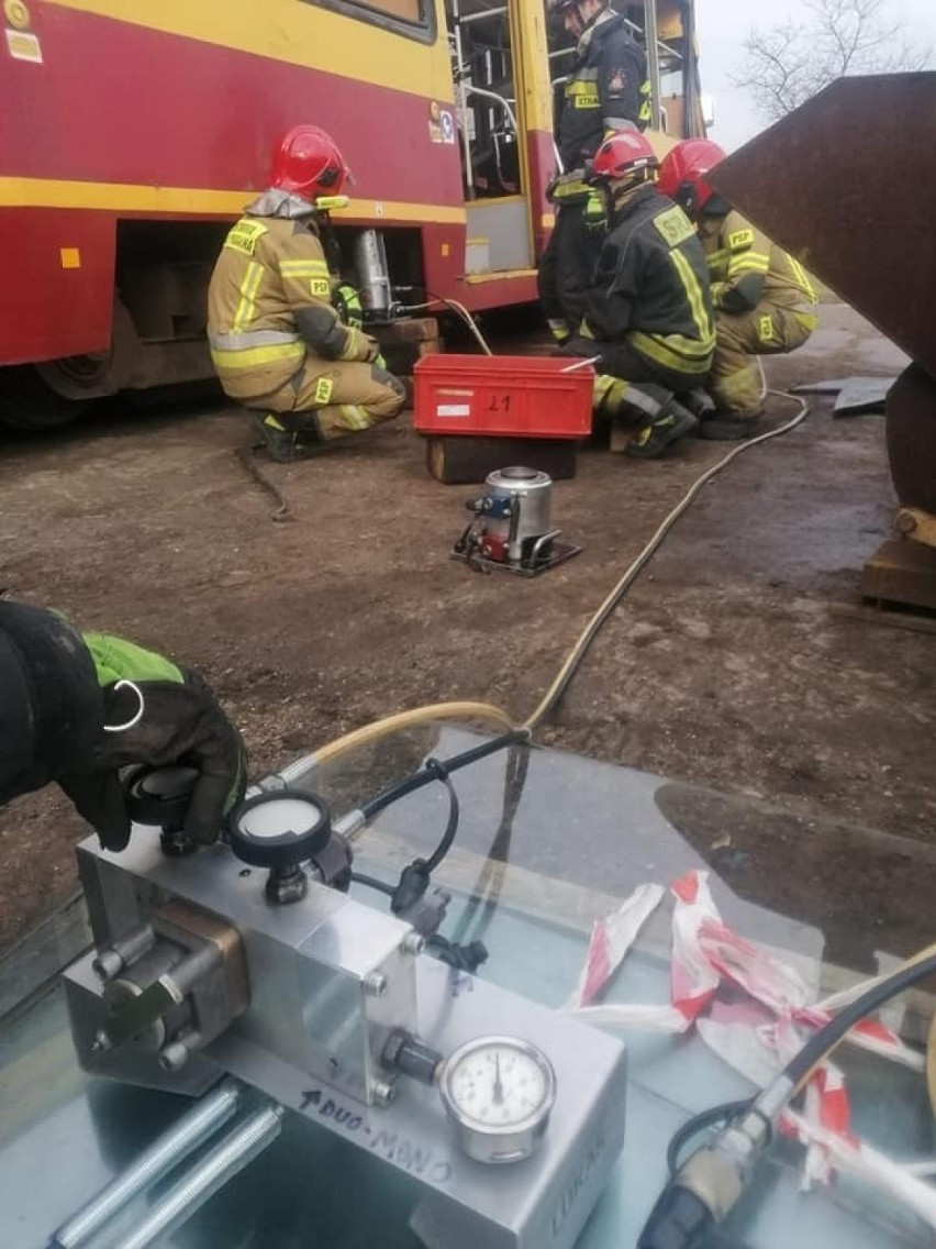 Toruńscy strażacy prowadzili ćwiczenia podcza symulowanego...