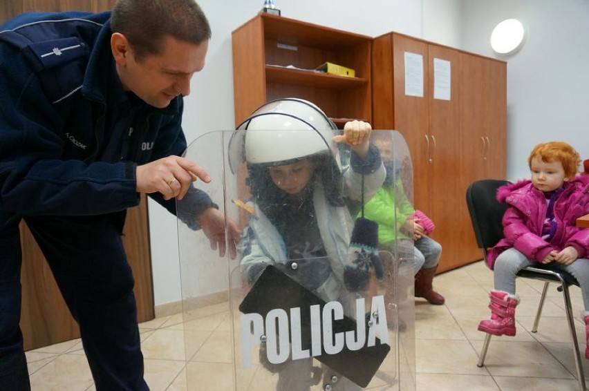 Policja Ruda Śląska: Dzieci odwiedziły komisariat i poznały tajniki pracy policjantów [FOTO]