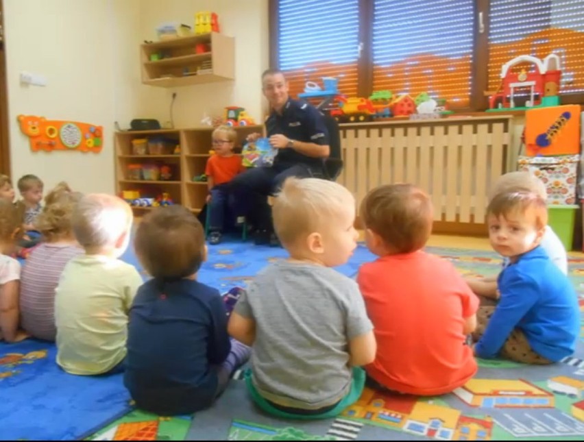 Policjant z Żor odwiedził dzieci w żłobku w Łaziskach Górnych - ZDJĘCIA