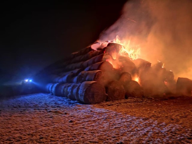 Pożar pod Nysą trwa już kilkanaście godzin. W Nowakach płonie ogromna sterta słomy.