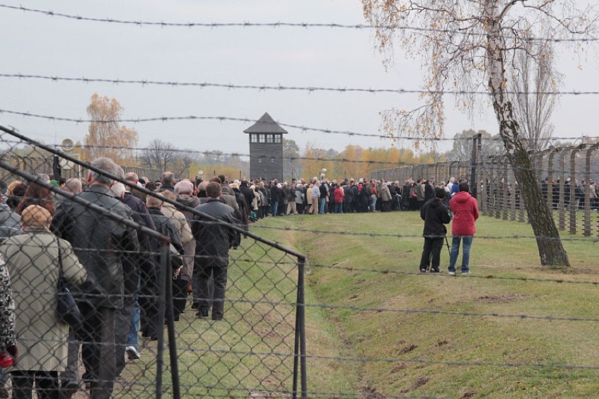 Początki drogi krzyżowej na terenie KL Auschwitz II -...