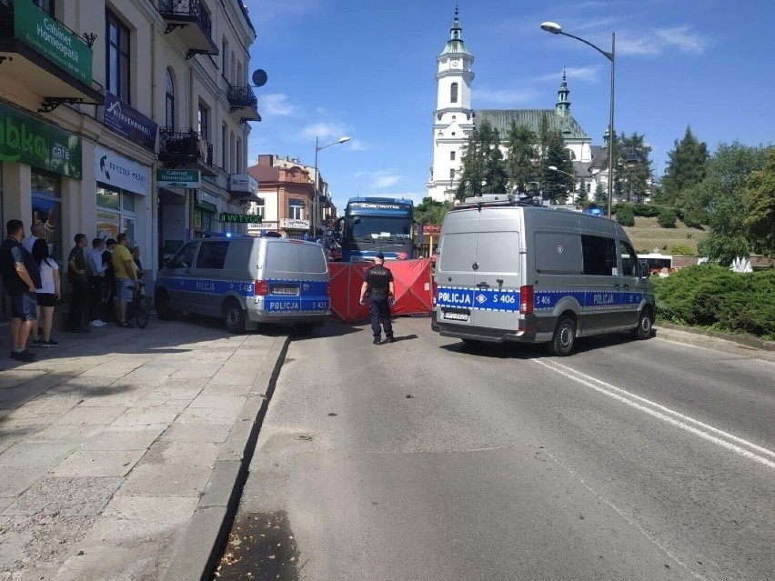 Śmiertelny wypadek w Ostrowcu. Policjanci szukają świadków
