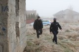 Policjanci z Lipna kontrolują pustostany i altanki. Szukają bezdomnych [Zdjęcia]
