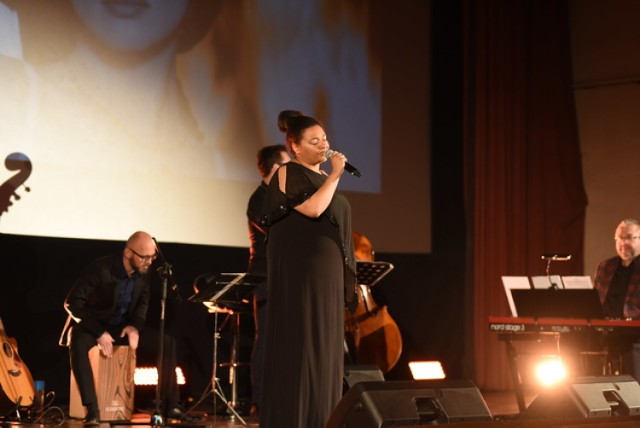 Niezwykły koncert muzyki filmowej w żarskim kinie Pionier