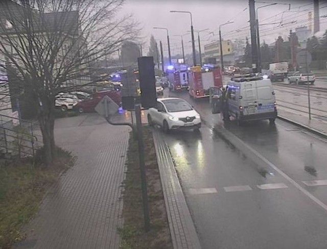 Kilka minut temu doszło do wypadku u zbiegu ulic Fordońskiej i Wyścigowej. Wszystkie pasy jezdni są zablokowane. Autobusy jadące w kierunku centrum miasta kierowane są objazdem przez ulicę Kamienną. 

Czytaj dalej o wypadku na kolejnych slajdach ---->


Flesz - wypadki drogowe. Jak udzielić pierwszej pomocy?

