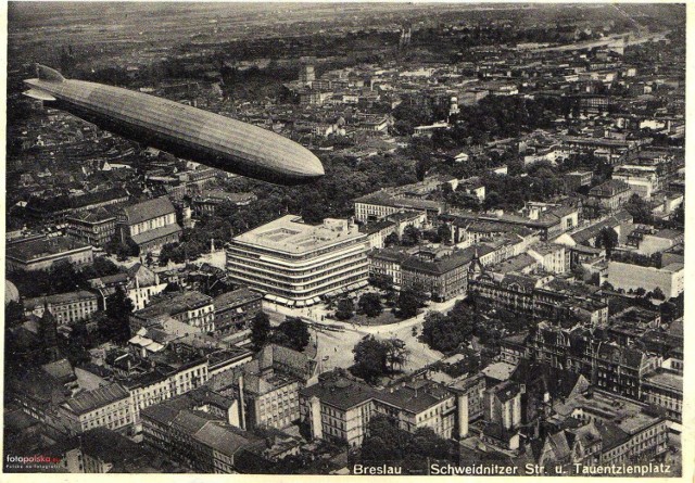 W miejscu, w którym wybudowano galerię, stały kamienice i piękny hotel Residenz.